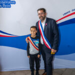 Monsieur le Maire pose avec un enfant élus au conseil municipal des enfants